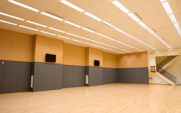 二號活動室設有木地板及兩個掛牆顯示器